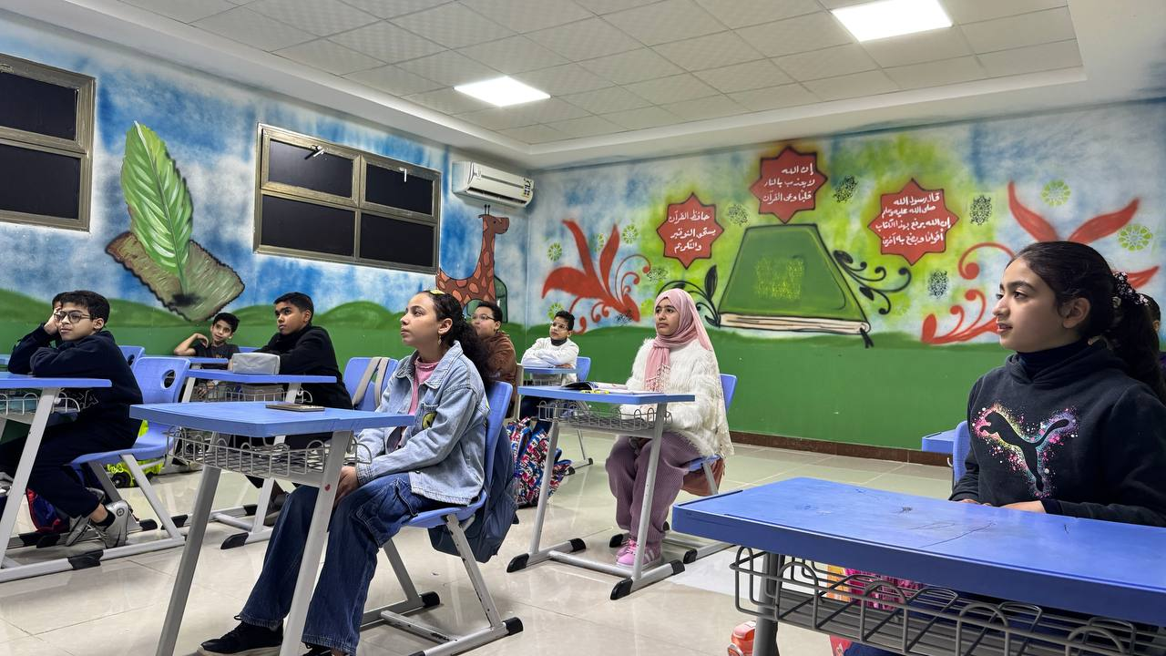 قاعات مجهّزة داخل المعهد